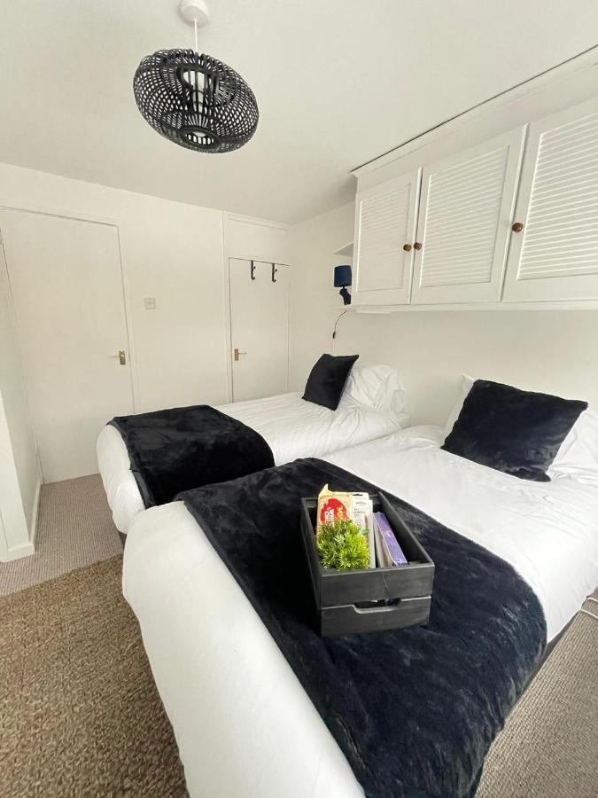 Lovely 1 Bed Home Near Hospital, With Parking & Garden Work Contractor Leisure, Sapphire CBG Dış mekan fotoğraf