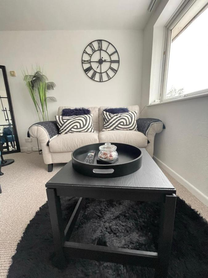 Lovely 1 Bed Home Near Hospital, With Parking & Garden Work Contractor Leisure, Sapphire CBG Dış mekan fotoğraf