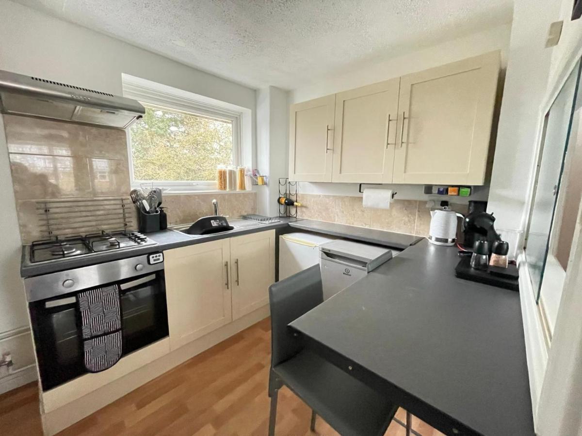 Lovely 1 Bed Home Near Hospital, With Parking & Garden Work Contractor Leisure, Sapphire CBG Dış mekan fotoğraf