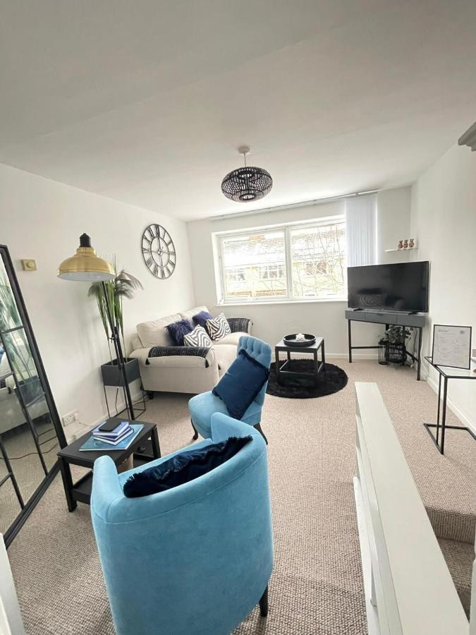 Lovely 1 Bed Home Near Hospital, With Parking & Garden Work Contractor Leisure, Sapphire CBG Dış mekan fotoğraf