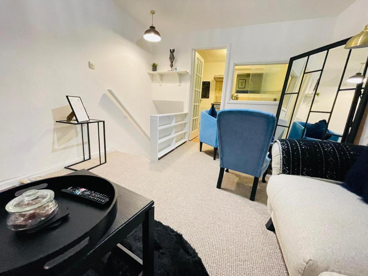 Lovely 1 Bed Home Near Hospital, With Parking & Garden Work Contractor Leisure, Sapphire CBG Dış mekan fotoğraf