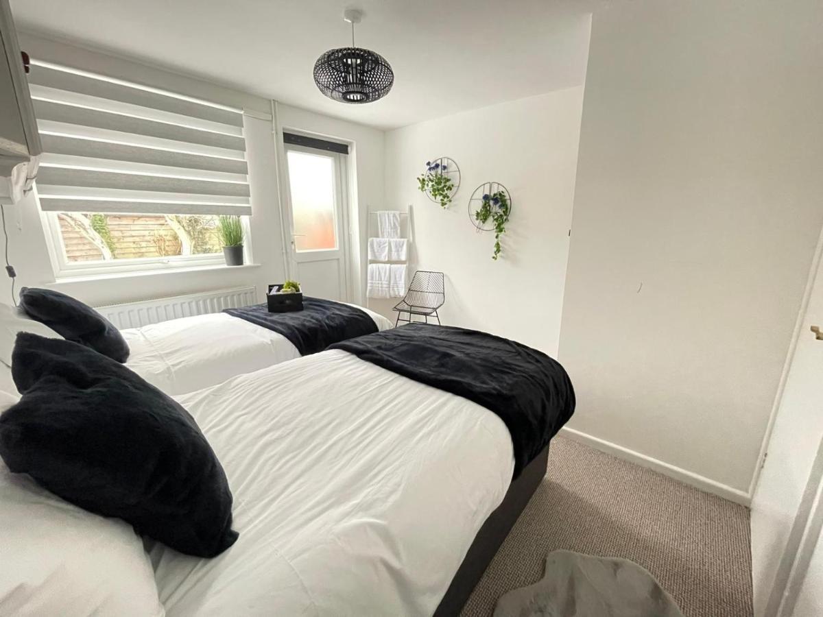 Lovely 1 Bed Home Near Hospital, With Parking & Garden Work Contractor Leisure, Sapphire CBG Dış mekan fotoğraf