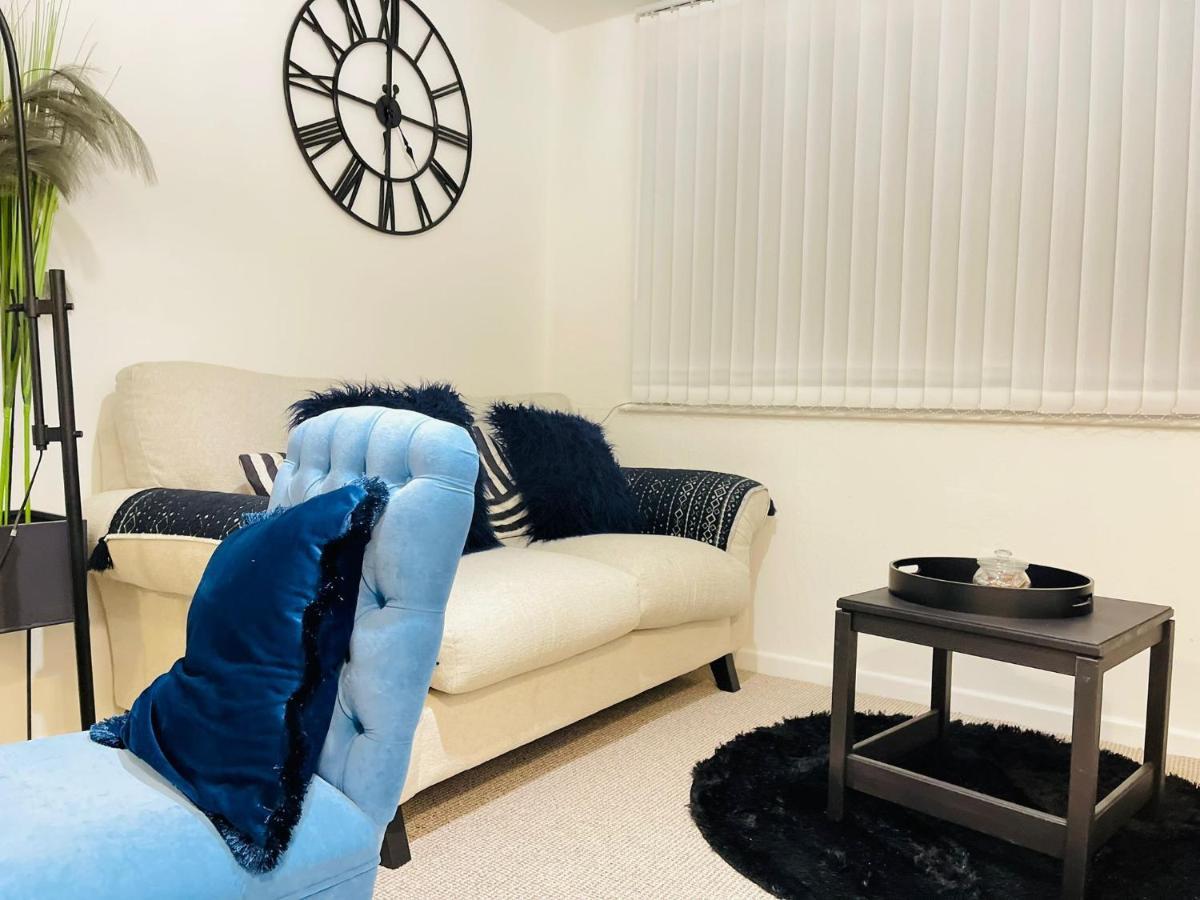 Lovely 1 Bed Home Near Hospital, With Parking & Garden Work Contractor Leisure, Sapphire CBG Dış mekan fotoğraf