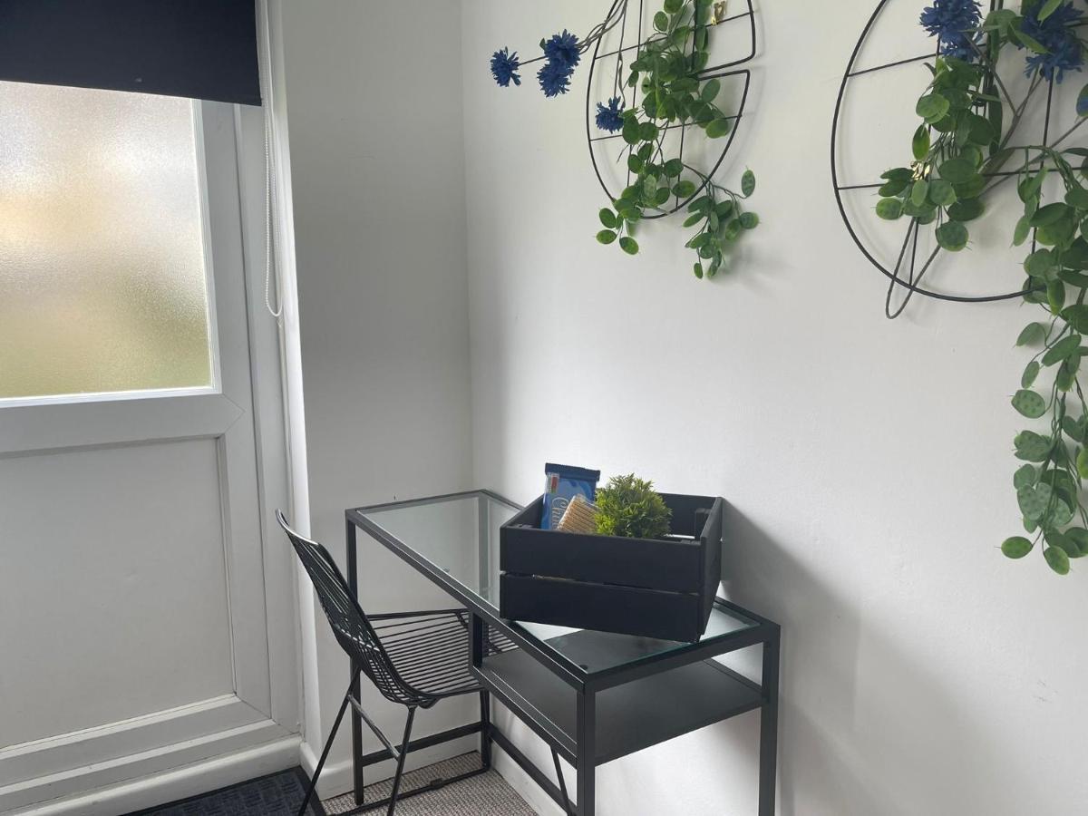 Lovely 1 Bed Home Near Hospital, With Parking & Garden Work Contractor Leisure, Sapphire CBG Dış mekan fotoğraf